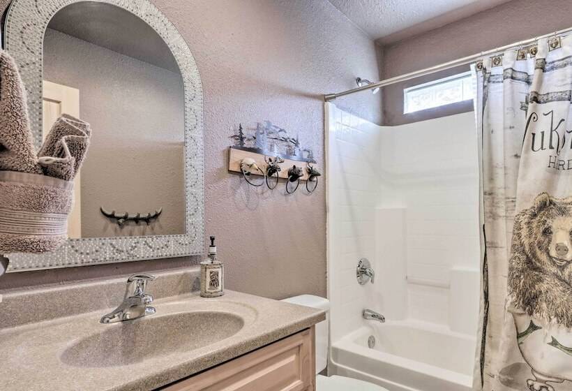 Cozy Heber Overgaard Cabin W/ Fire Pit, Game Room!