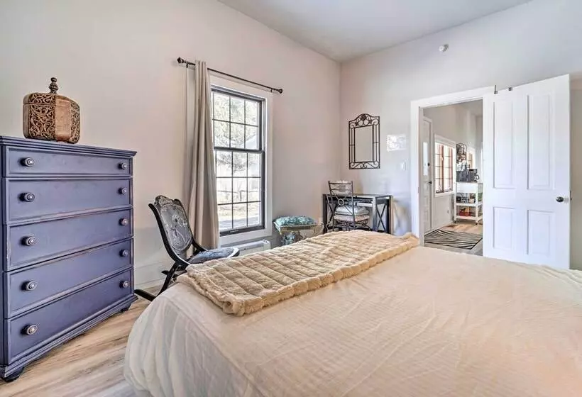 Dolorable  Home W/ Yard,   Walk To River!