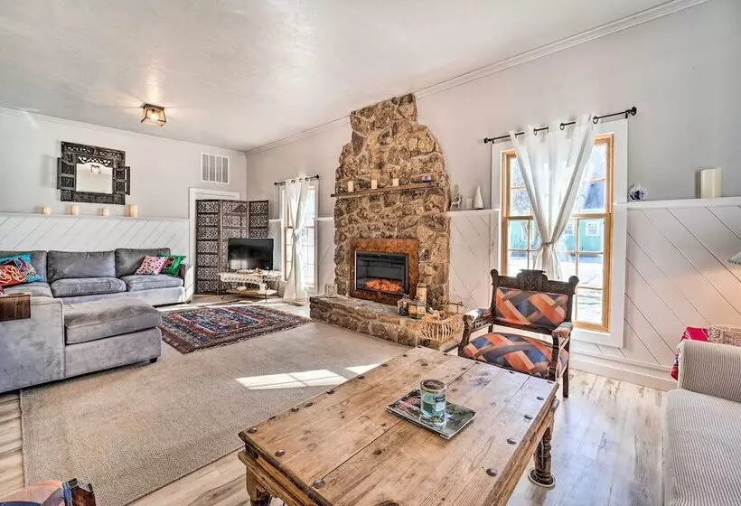 Dolorable  Home W/ Yard,   Walk To River!