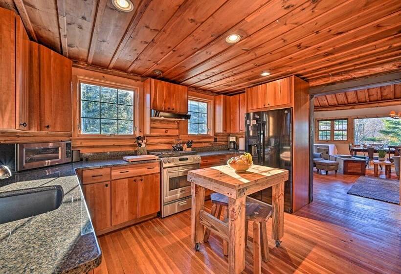 Log Cabin In Wilmington W/ Hot Tub Near Skiing!
