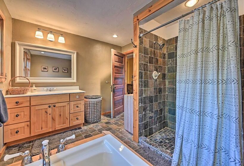 Log Cabin In Wilmington W/ Hot Tub Near Skiing!