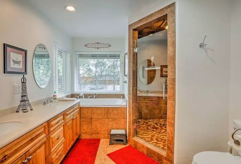 Game Room, Yard, Deck & Fireplace: Lakeside Home