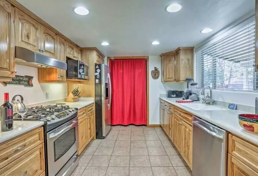 Game Room, Yard, Deck & Fireplace: Lakeside Home