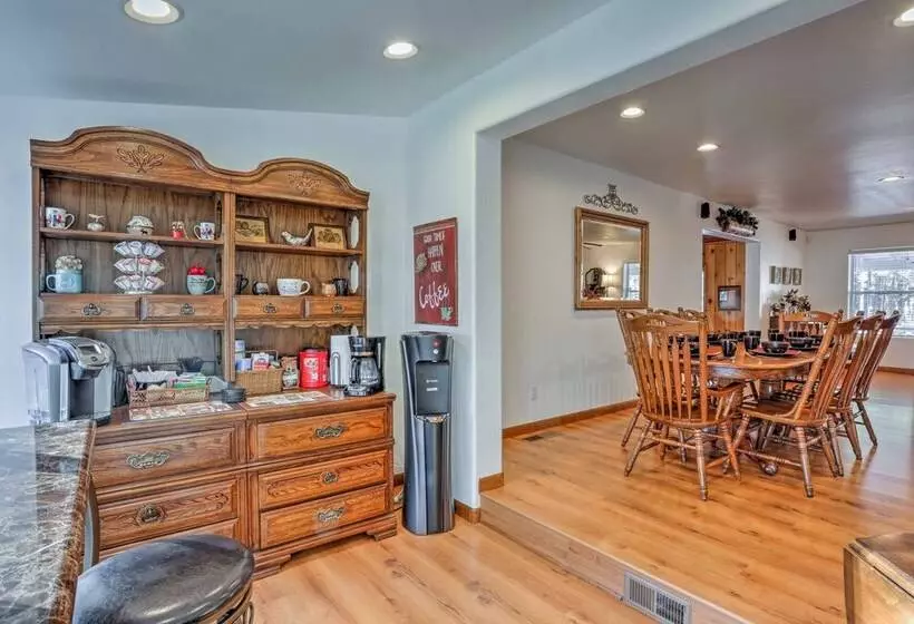 Game Room, Yard, Deck & Fireplace: Lakeside Home