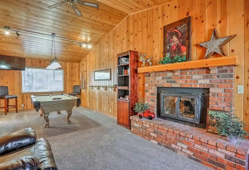 Game Room, Yard, Deck & Fireplace: Lakeside Home