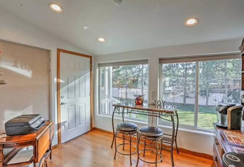 Game Room, Yard, Deck & Fireplace: Lakeside Home