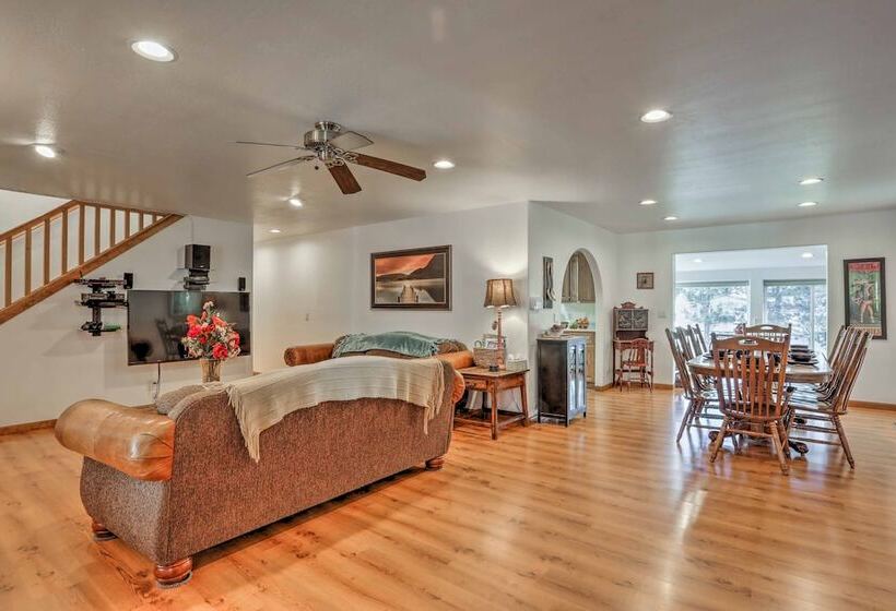 Game Room, Yard, Deck & Fireplace: Lakeside Home