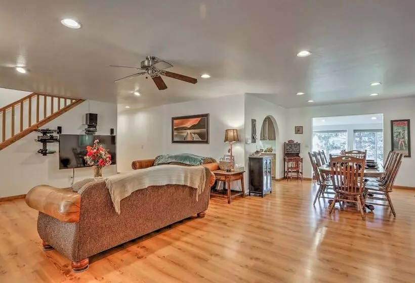 Game Room, Yard, Deck & Fireplace: Lakeside Home