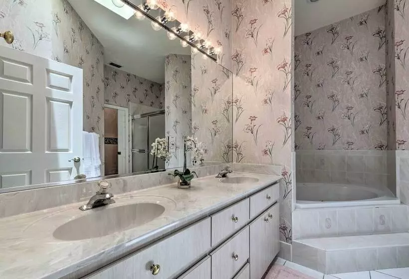 Luxe House W/ Lanai + Pool, 2 Miles To Golf!