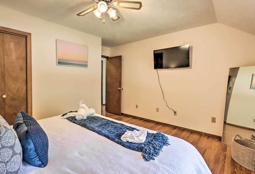 Deck & Community Perks: Cabin In Tobyhanna!