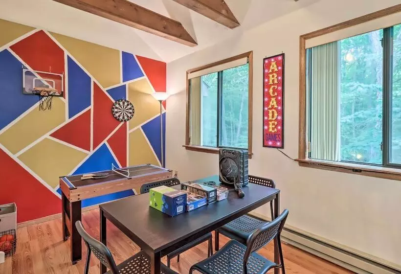 Deck & Community Perks: Cabin In Tobyhanna!