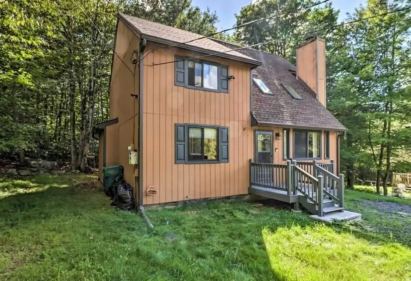 Deck & Community Perks: Cabin In Tobyhanna!