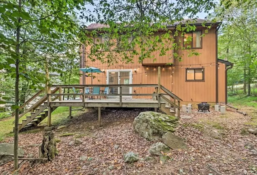 Deck & Community Perks: Cabin In Tobyhanna!