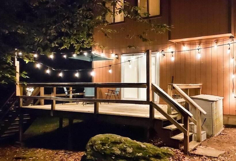 Deck & Community Perks: Cabin In Tobyhanna!
