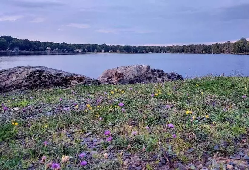 Deck & Community Perks: Cabin In Tobyhanna!