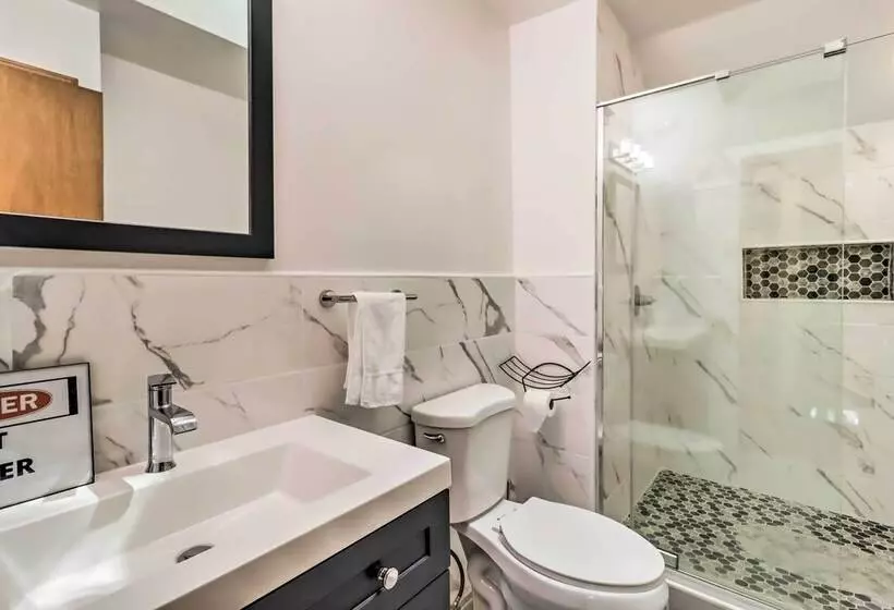 Deck & Community Perks: Cabin In Tobyhanna!