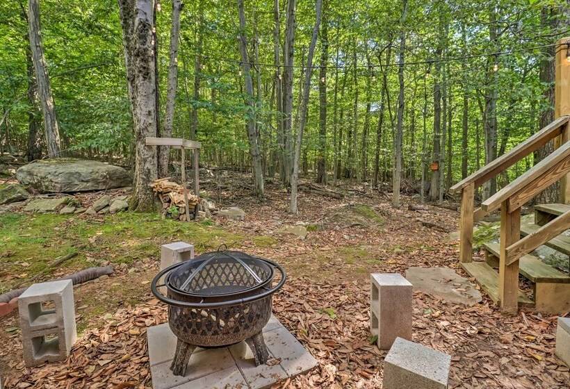 Deck & Community Perks: Cabin In Tobyhanna!
