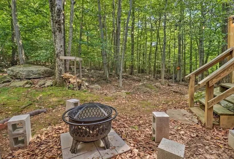 Deck & Community Perks: Cabin In Tobyhanna!