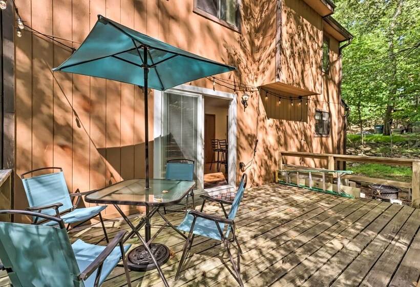 Deck & Community Perks: Cabin In Tobyhanna!