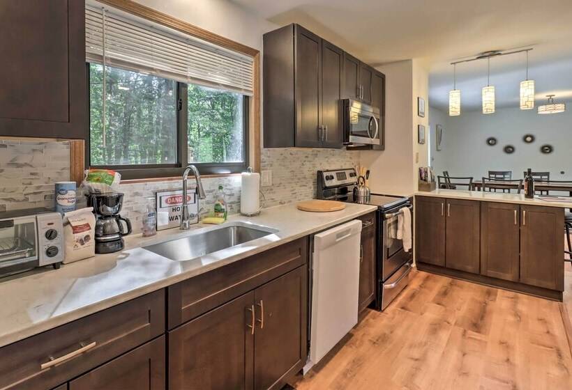 Deck & Community Perks: Cabin In Tobyhanna!