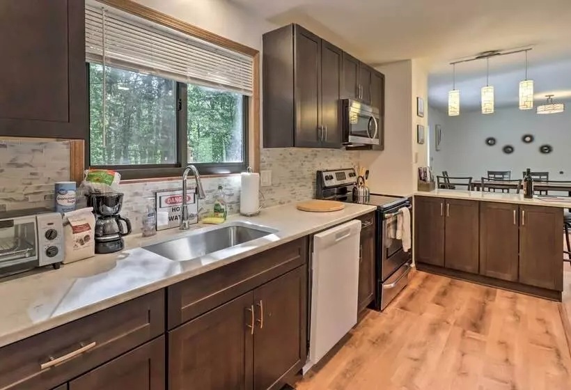 Deck & Community Perks: Cabin In Tobyhanna!