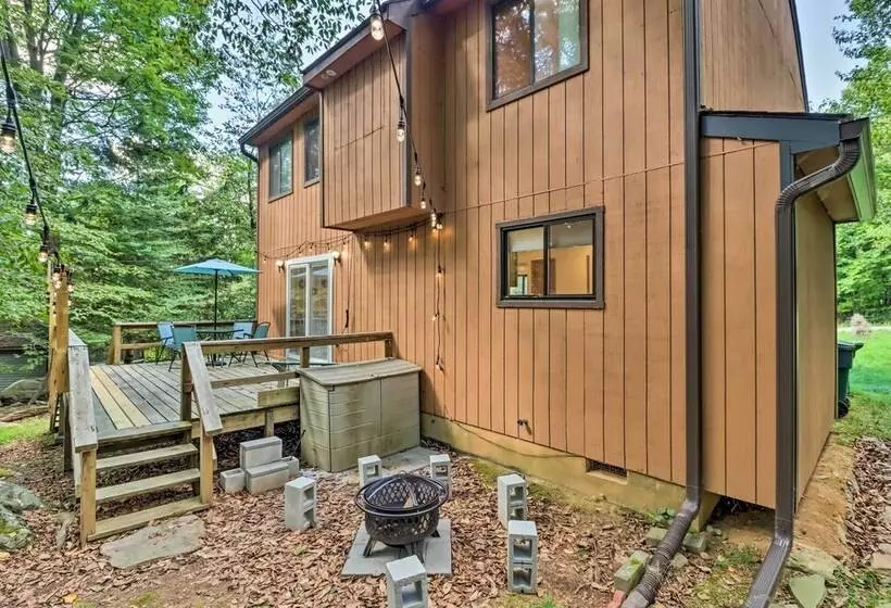 Deck & Community Perks: Cabin In Tobyhanna!