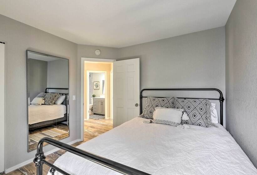 Modern Flagstaff Retreat ~ 4 Mi To Downtown!