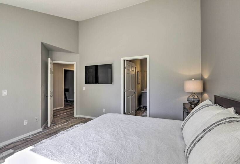 Modern Flagstaff Retreat ~ 4 Mi To Downtown!