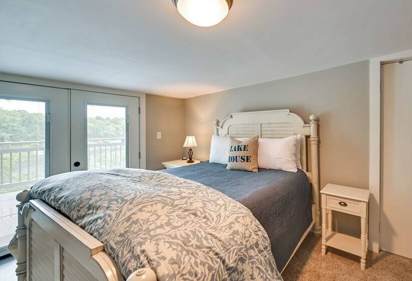 Our Lakeside Retreat W/ Deck On Lake Herrington!