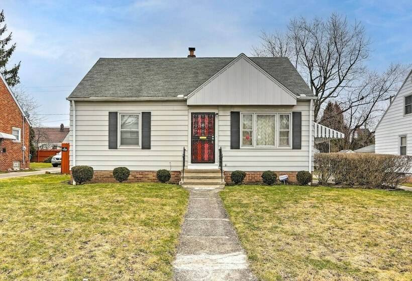 Quaint + Cozy Home < 15 Mi To Dtwn Cleveland!