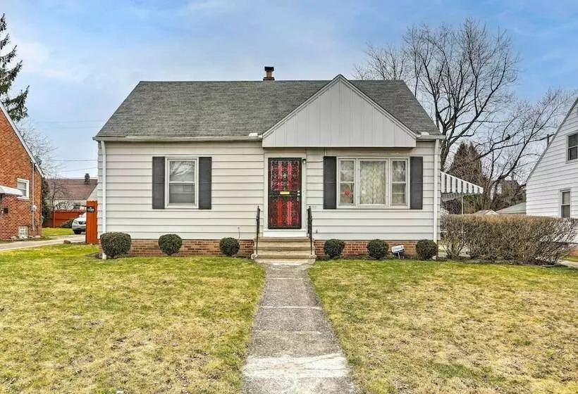 Quaint + Cozy Home < 15 Mi To Dtwn Cleveland!