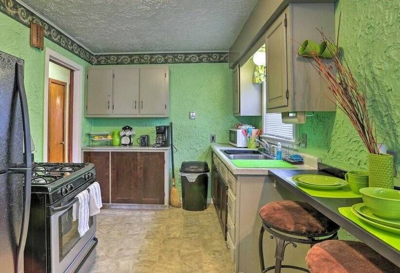 Quaint + Cozy Home < 15 Mi To Dtwn Cleveland!