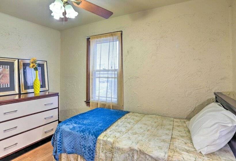 Quaint + Cozy Home < 15 Mi To Dtwn Cleveland!