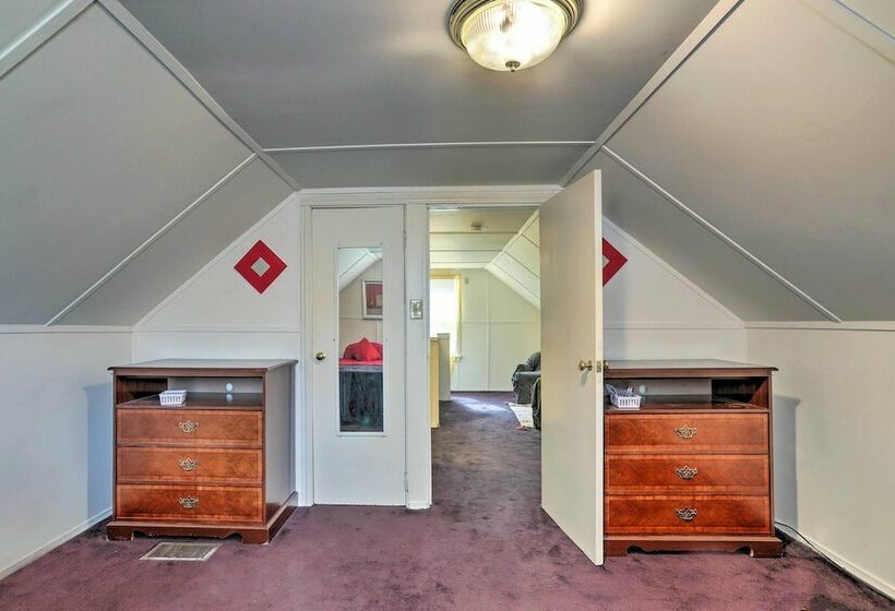 Quaint + Cozy Home < 15 Mi To Dtwn Cleveland!