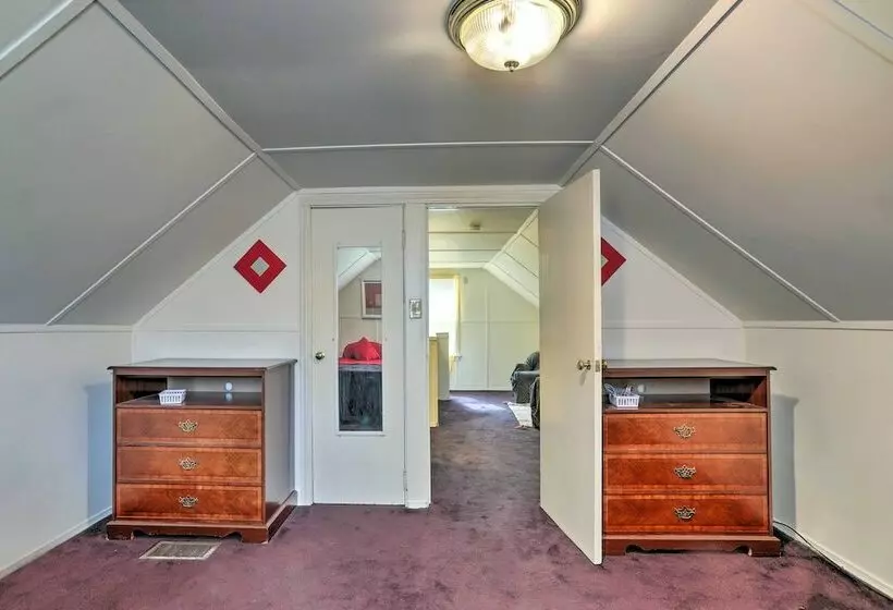 Quaint + Cozy Home < 15 Mi To Dtwn Cleveland!