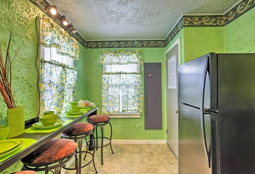 Quaint + Cozy Home < 15 Mi To Dtwn Cleveland!