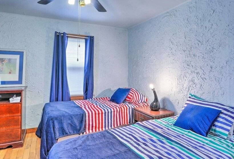 Quaint + Cozy Home < 15 Mi To Dtwn Cleveland!