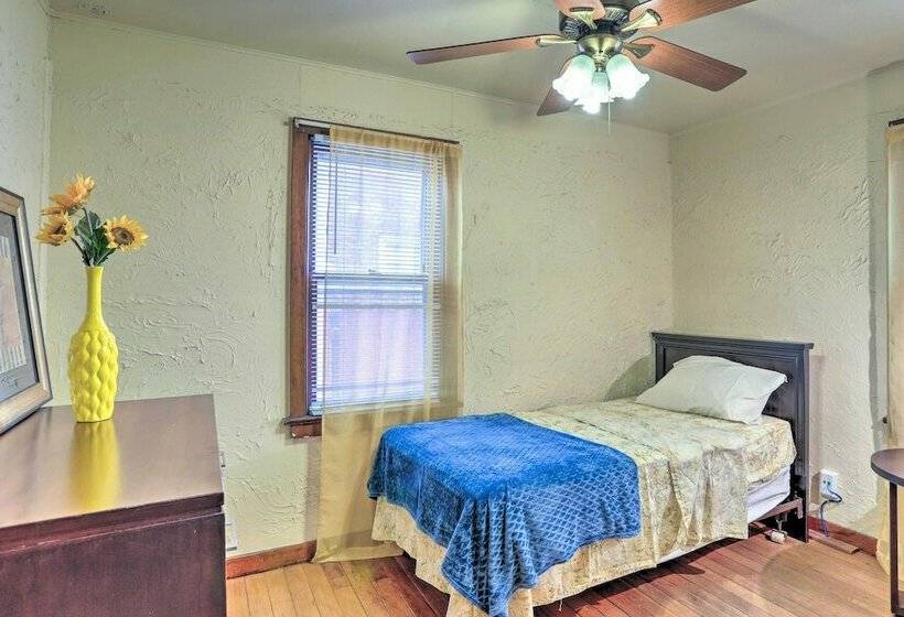 Quaint + Cozy Home < 15 Mi To Dtwn Cleveland!