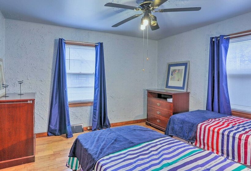 Quaint + Cozy Home < 15 Mi To Dtwn Cleveland!