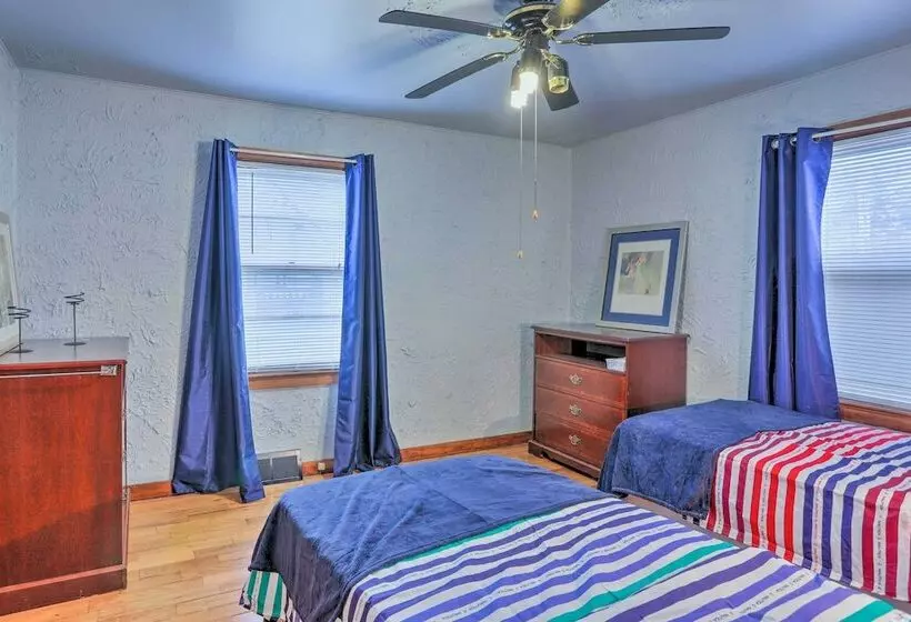 Quaint + Cozy Home < 15 Mi To Dtwn Cleveland!