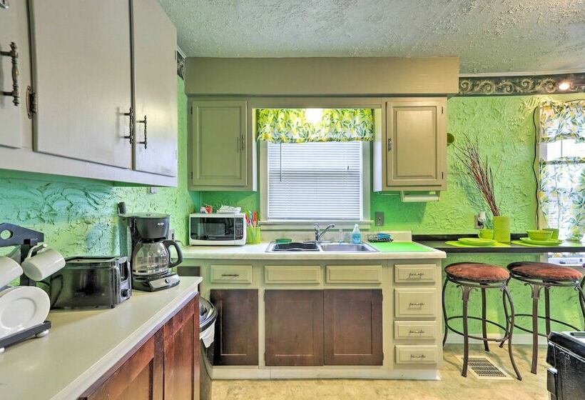 Quaint + Cozy Home < 15 Mi To Dtwn Cleveland!