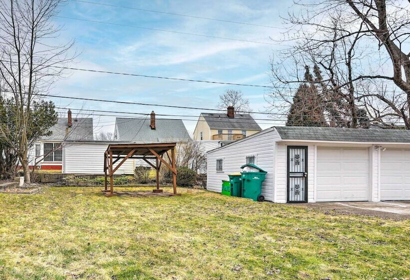 Quaint + Cozy Home < 15 Mi To Dtwn Cleveland!