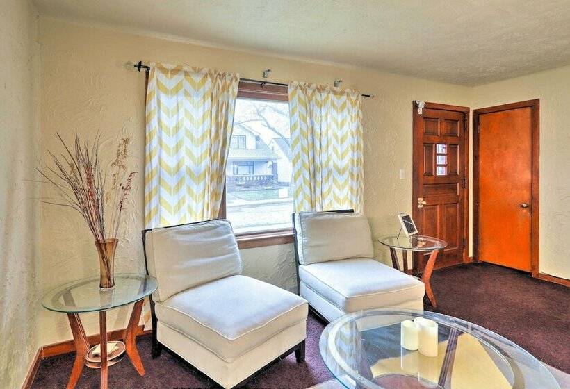 Quaint + Cozy Home < 15 Mi To Dtwn Cleveland!