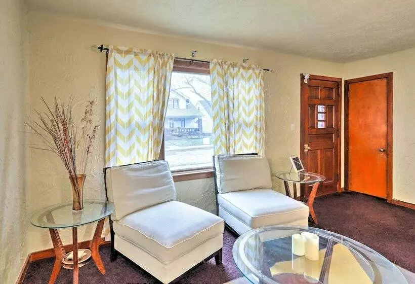 Quaint + Cozy Home < 15 Mi To Dtwn Cleveland!