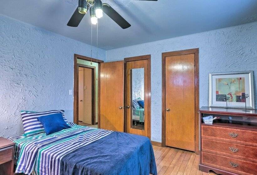 Quaint + Cozy Home < 15 Mi To Dtwn Cleveland!