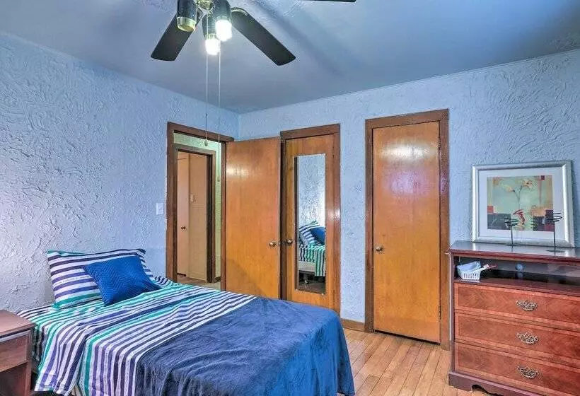 Quaint + Cozy Home < 15 Mi To Dtwn Cleveland!