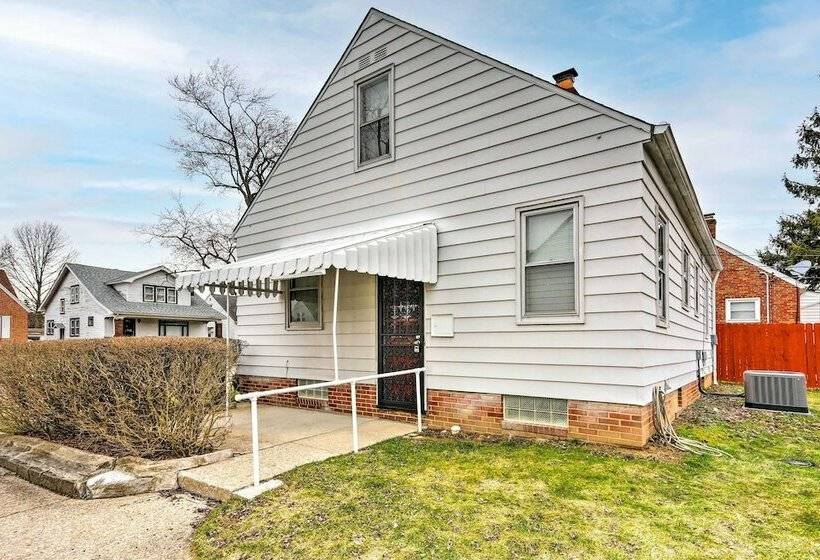 Quaint + Cozy Home < 15 Mi To Dtwn Cleveland!