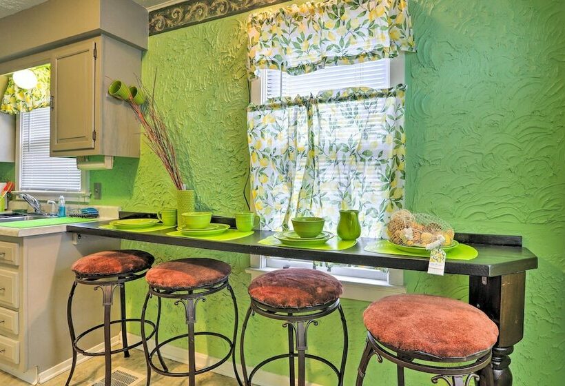 Quaint + Cozy Home < 15 Mi To Dtwn Cleveland!