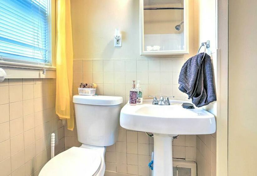 Quaint + Cozy Home < 15 Mi To Dtwn Cleveland!