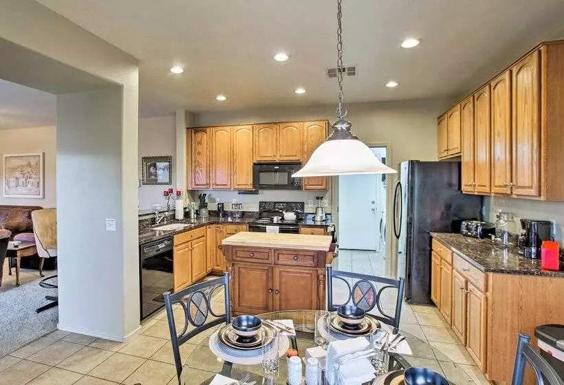 San Tan Mountain Escape W/ Patio & Pool Access!